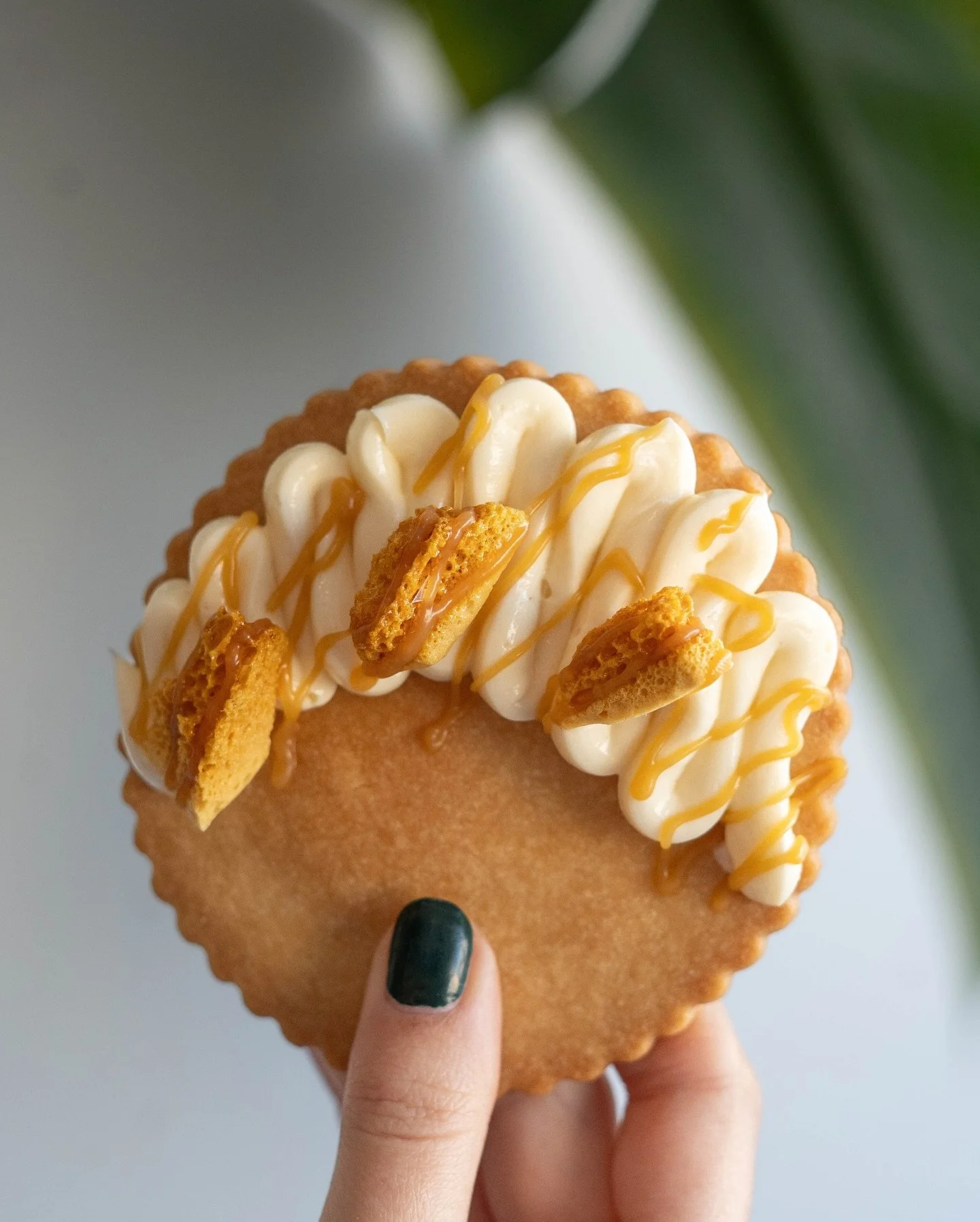 honeycomb candy shortbread cookies 🍯

biscuits sabl&eacute;s au miel en forme de nid d&rsquo;abeille 

#sabl&eacute;s #biscuits #biscuitsd&eacute;cor&eacute;s #cookies #bakery