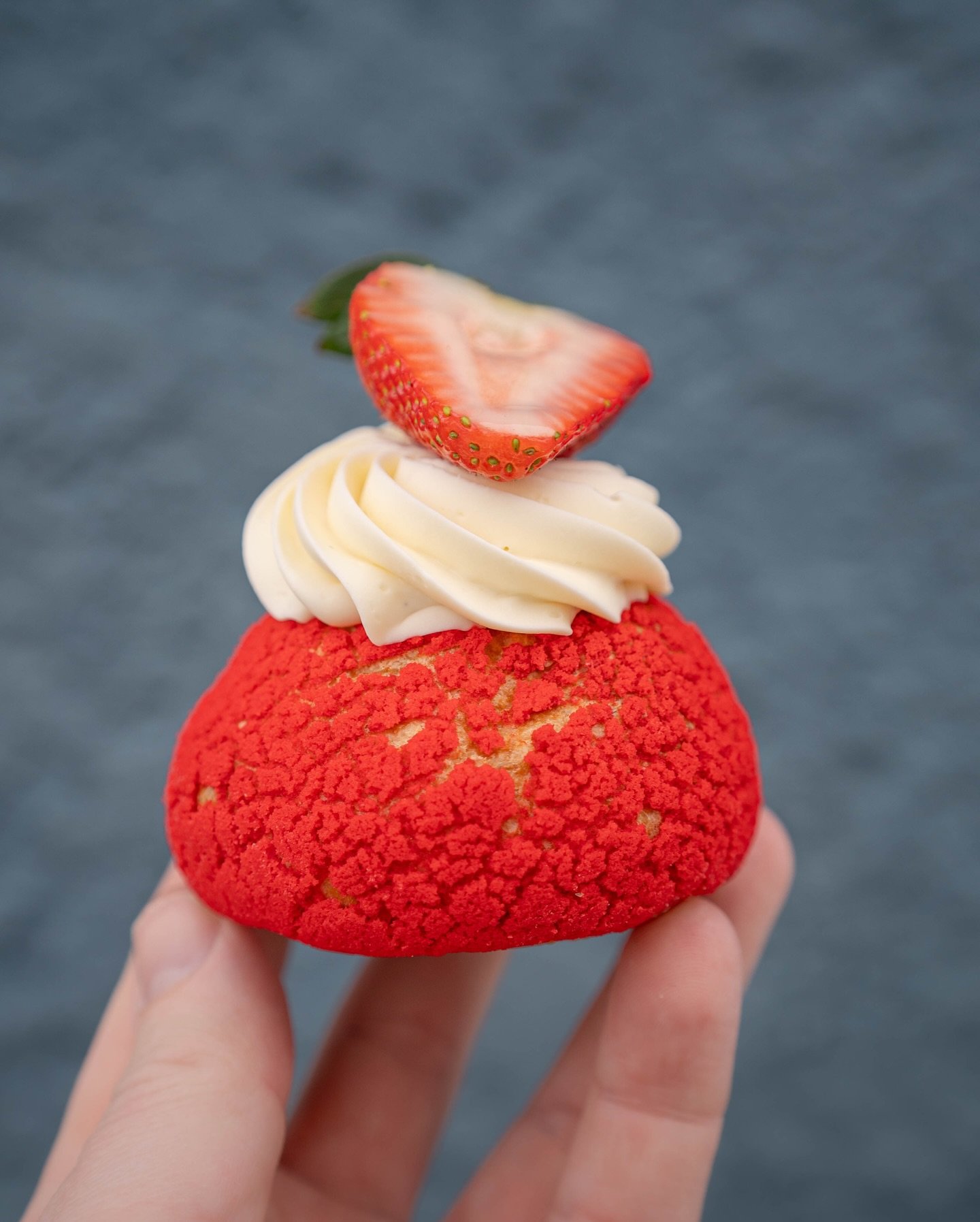 🍓p&acirc;te &agrave; choux 

Nouveau, l&eacute;ger, croustillant, cr&eacute;meux &agrave; l&rsquo;int&eacute;rieur 

New, light, crispy, creamy inside 

#choux #patisserie #pastries #art