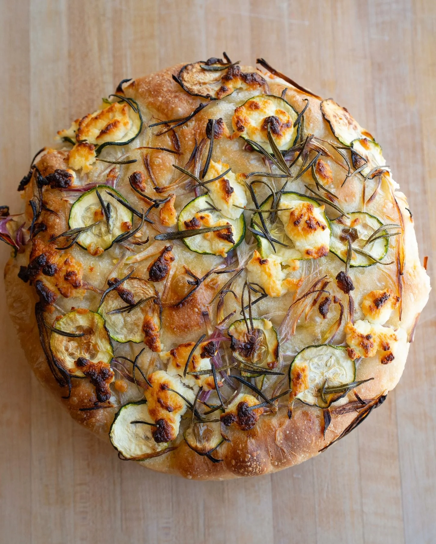 zucchini feta rosemary focaccia 

focaccia aux courgettes, romarin et feta 

#focaccia #zucchini #courgettes #feta #boulangerie