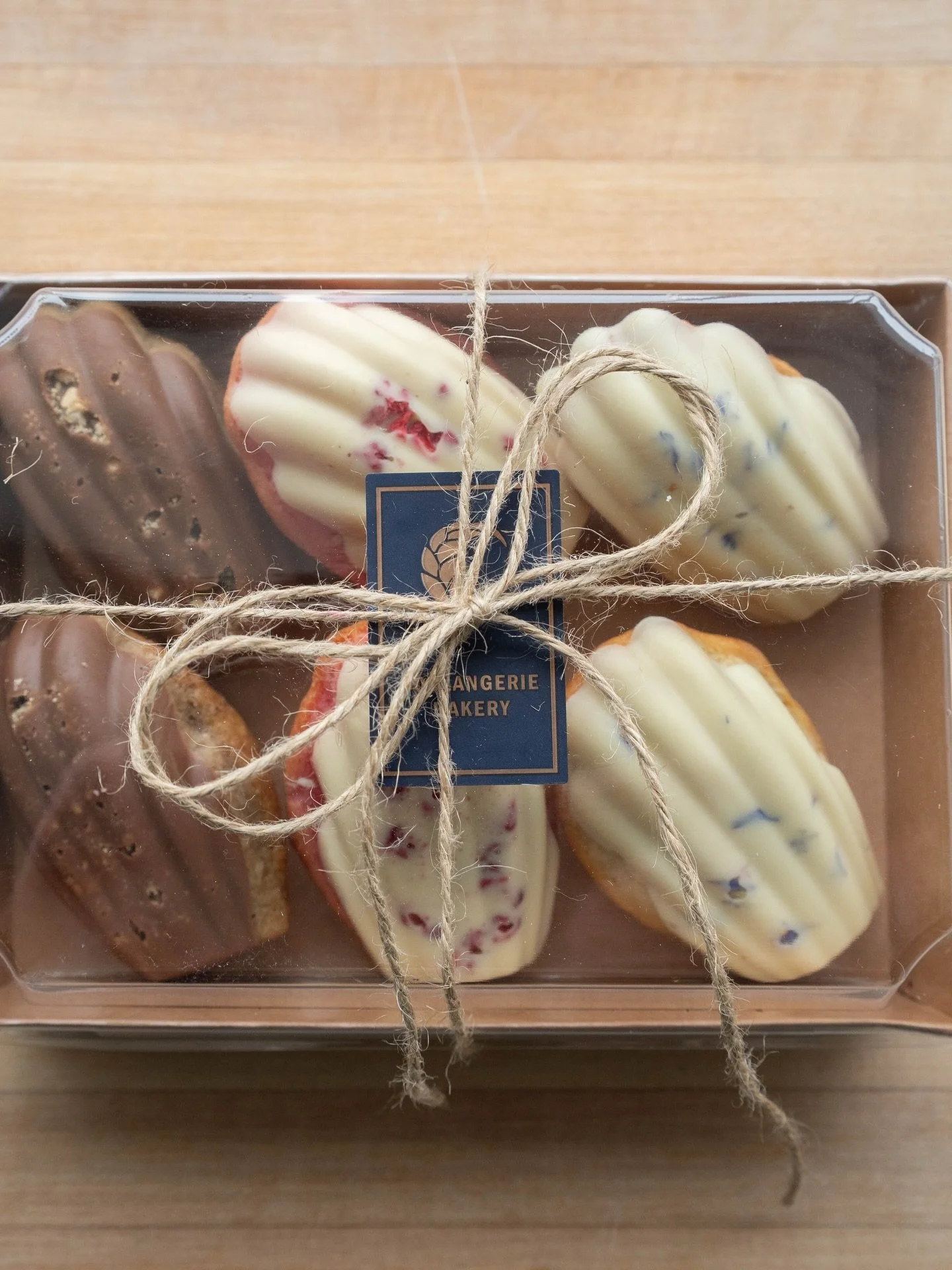 We are OPEN regular hours all weekend.

Nous sommes ouverts aux horaires habituels tout le week-end.