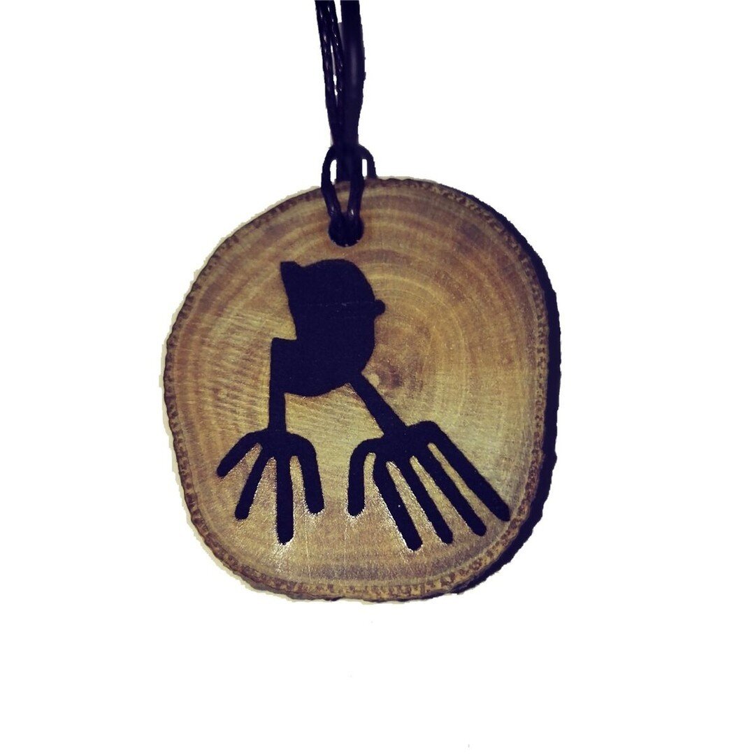 Explore the mystery and beauty of the Nazca Lines with this exquisite personalised necklace! Handcrafted with wood and engraved with the iconic geoglyph, this necklace is a unique adornment for any style. Cut to size for your perfect fit, and can be 