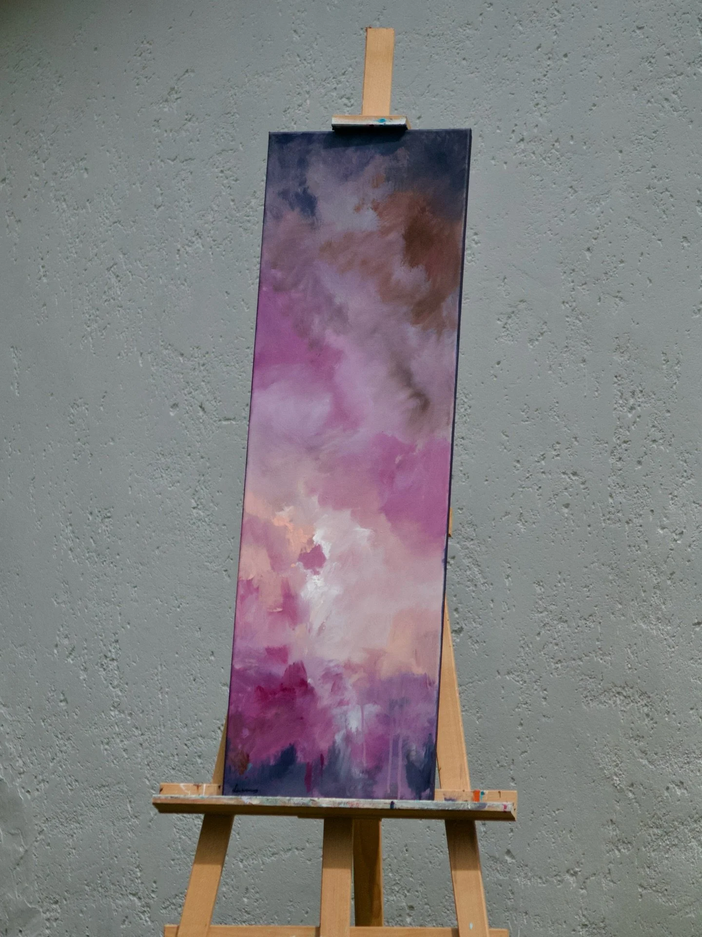 silent bloom
100 &times; 30 cm

Szeretek ezekkel a sz&iacute;nekkel j&aacute;tszani &mdash; van benn&uuml;k valami finom &eacute;s eleg&aacute;ns, m&eacute;gis meleg &eacute;s &eacute;rz&eacute;sekkel teli.
K&uuml;l&ouml;n&ouml;sen kedves sz&aacute;m