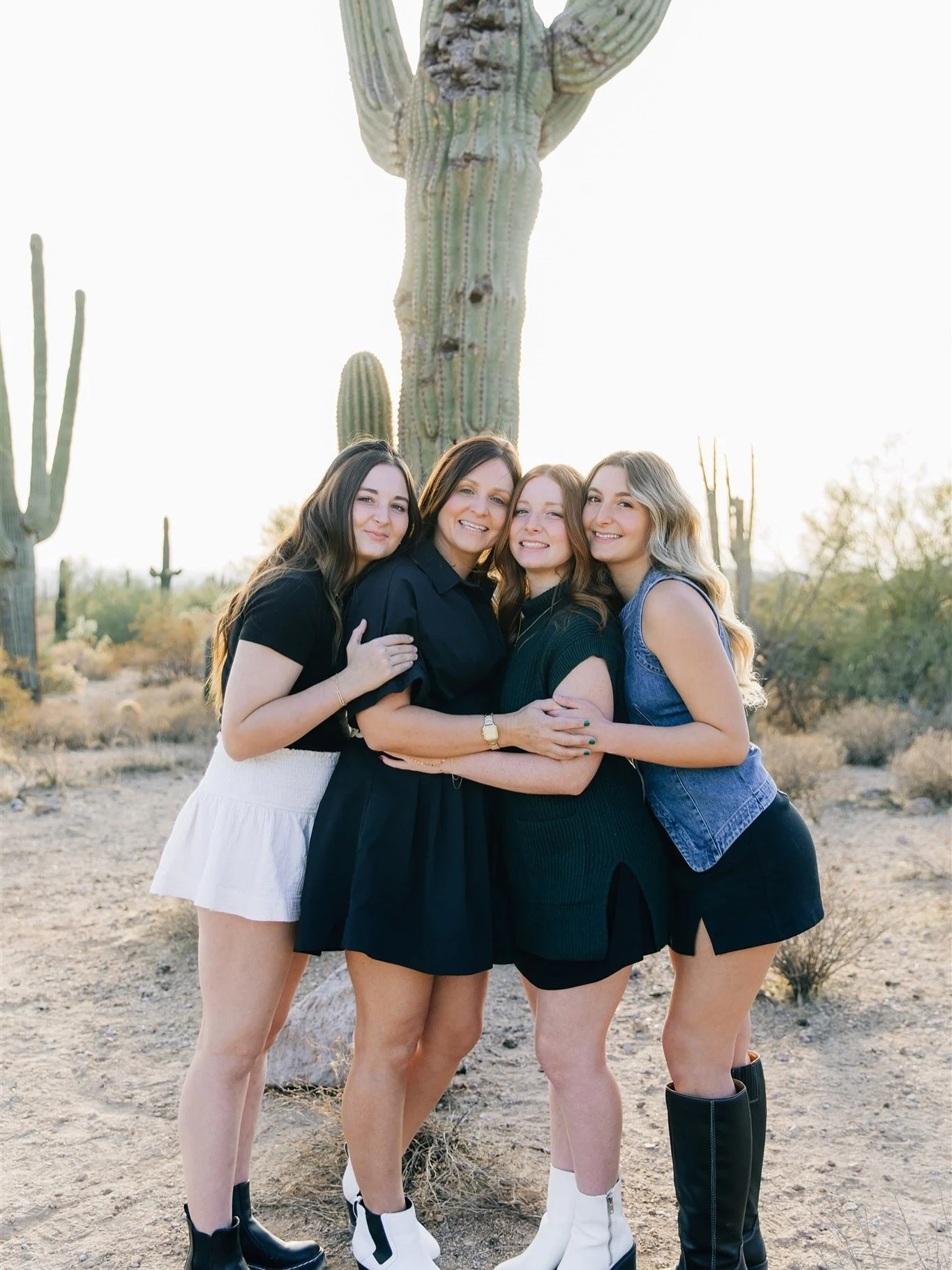 Nothing better than this kind of love🌵🤍✨ 

Fall busy season officially started yesterday -  I&rsquo;m so excited for all the new families and familiar faces that I&rsquo;ll get to photograph!

#cayleenannphotography #familyphotos #familyphotographe