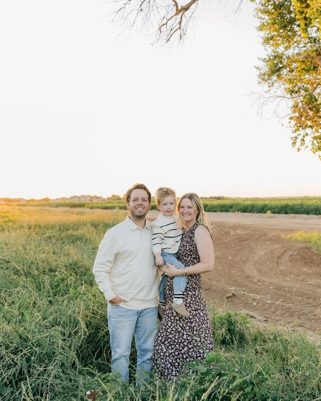 Golden hour magic with this sweet family. The kind of evening that reminds me why I love what I do💛

#cayleenannphotography #queencreekphotographer #arizonafamilyphotographer #queencreek #familyphotographer