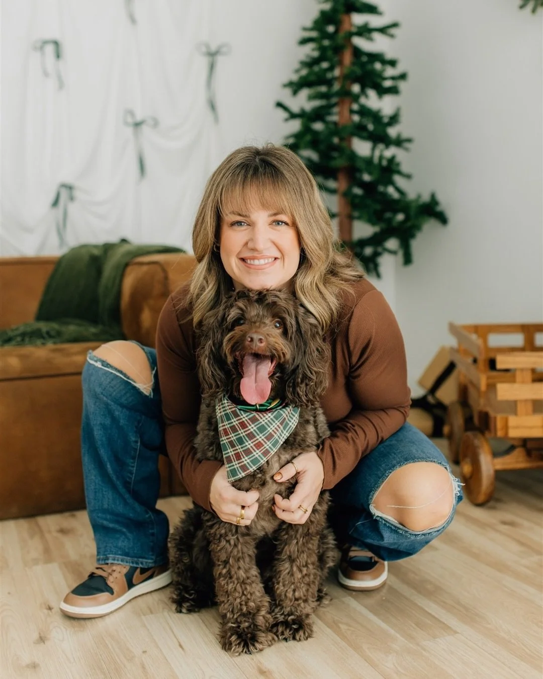 Robin and her sweet fur babies absolutely melted me🐶 during their holiday mini session. 

#holidayminisessions #arizonaphotographer #scottsdalephotographer