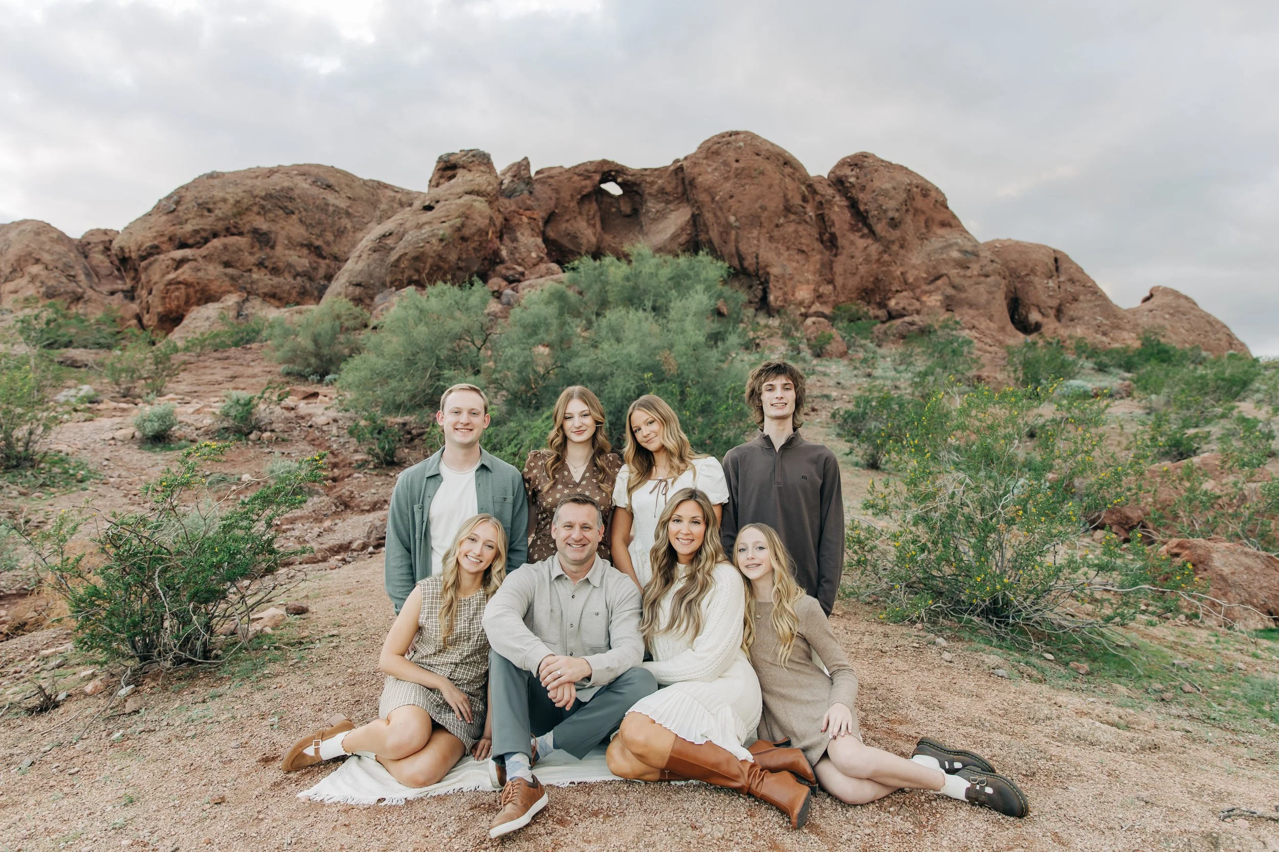 Cayleen Ann Photography gives good locations for family portraits in East Valley, AZ. family outfits ideas #CayleenAnnPhotography #CayleenAnnFamilies #EastValleyArizona #FamilyphotosAZ #familyphotographerEastValley #Arizonaphotographers