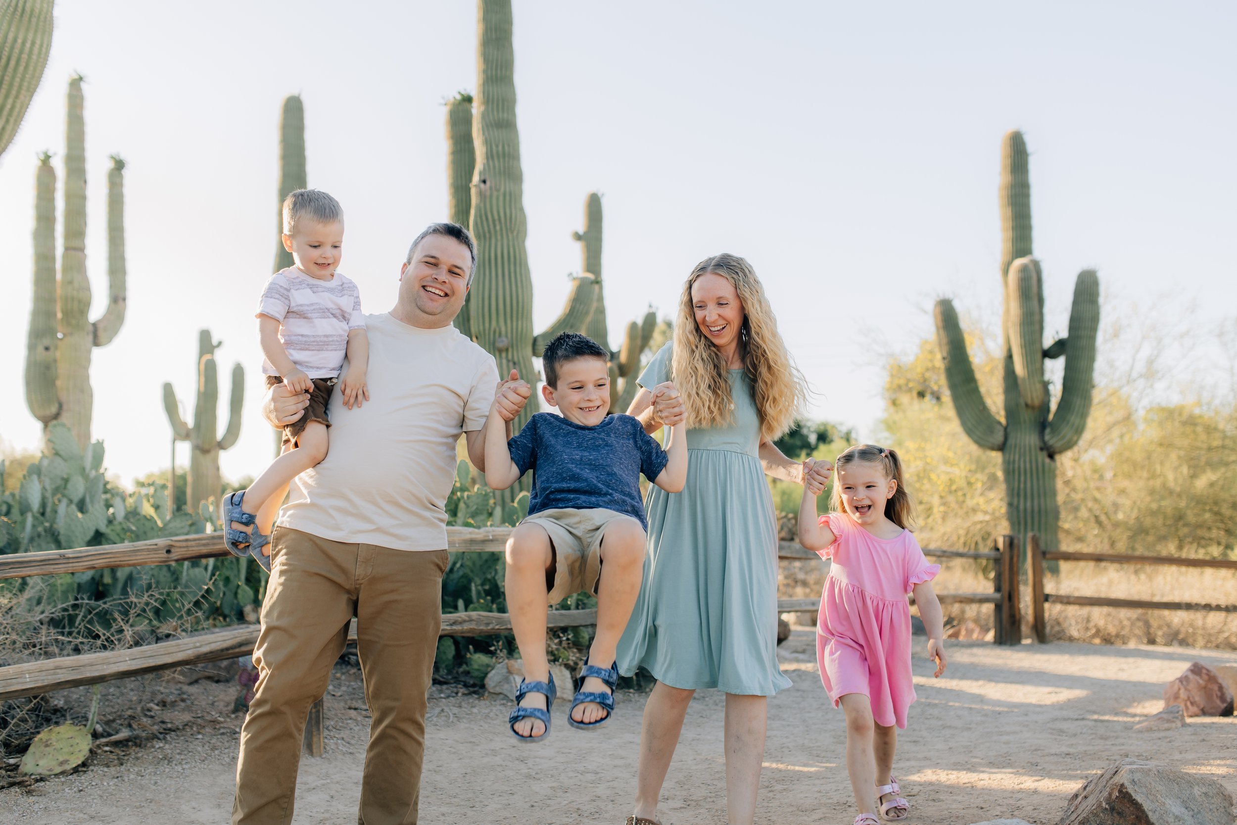 Cayleen Ann Photography gives good locations for family portraits in East Valley, AZ. family outfits ideas #CayleenAnnPhotography #CayleenAnnFamilies #EastValleyArizona #FamilyphotosAZ #familyphotographerEastValley #Arizonaphotographers