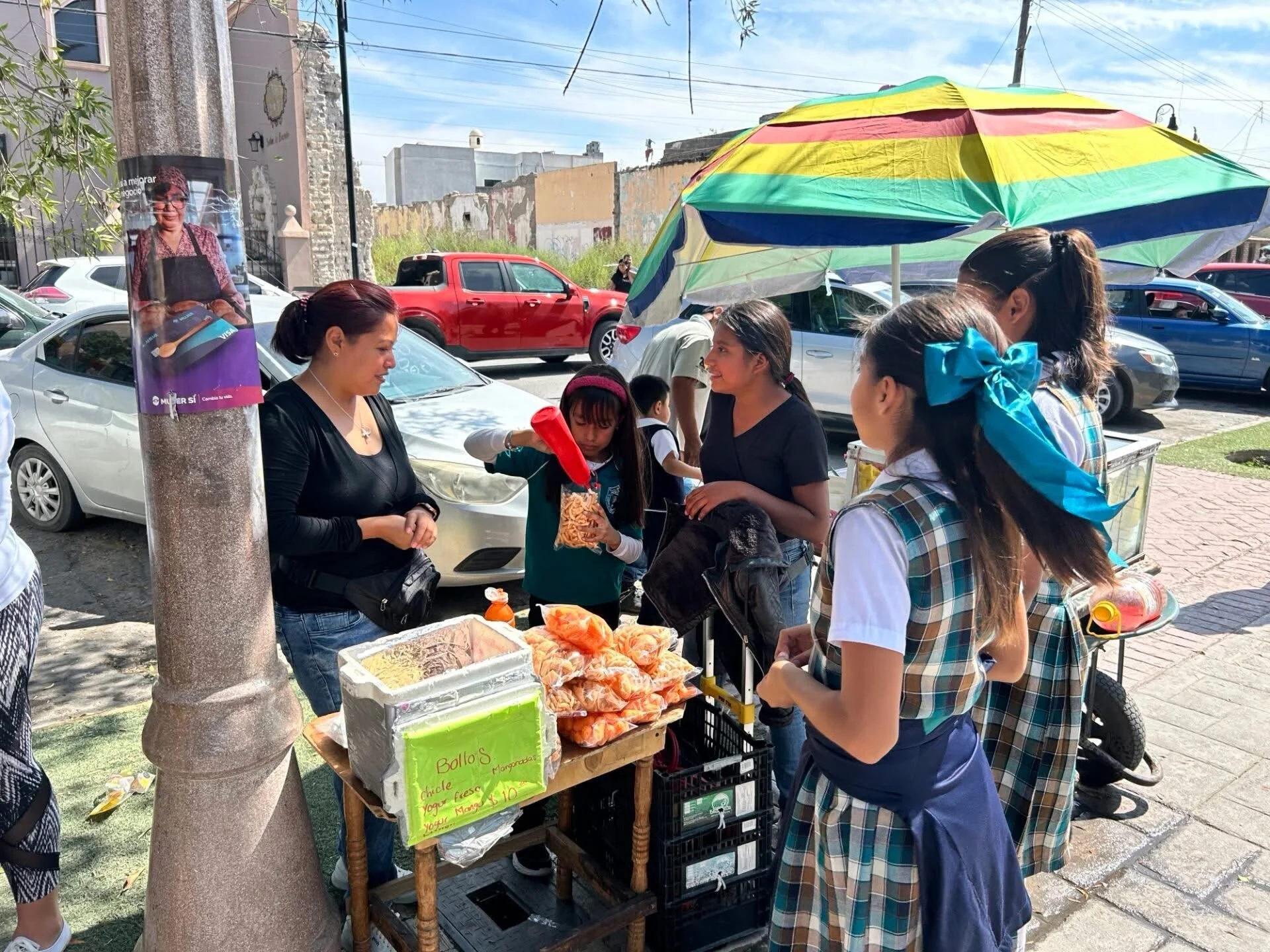 Refuerzan operativos contra vendedores ambulantes instalados cerca de escuelas en Cancún