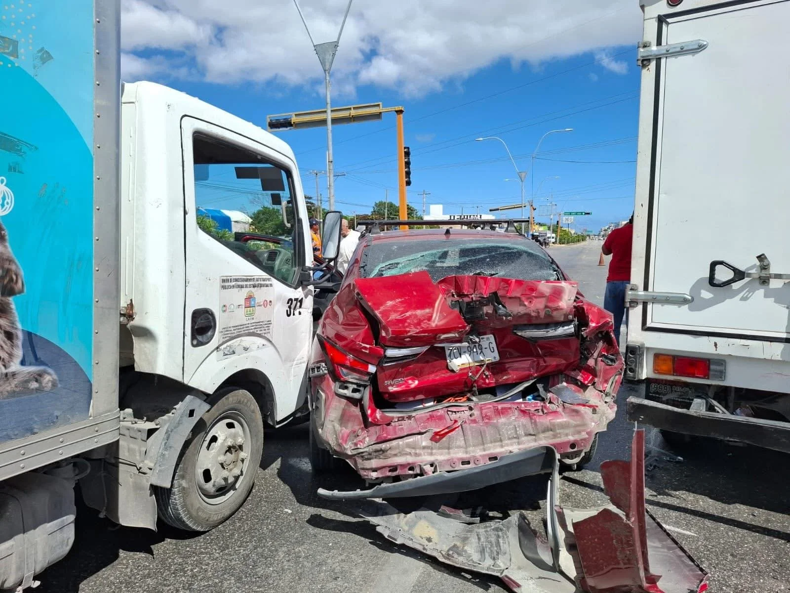 Tráiler que viajaba a exceso de velocidad provoca carambola de ocho vehículos sobre la Av. López Portillo