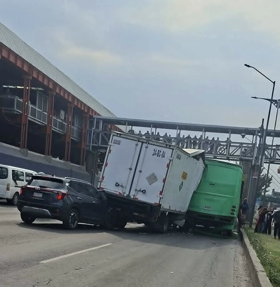 Fuerte Carambola afuera del Metro Guelatao de la Línea A deja 8 Heridos en Iztapalapa, CDMX