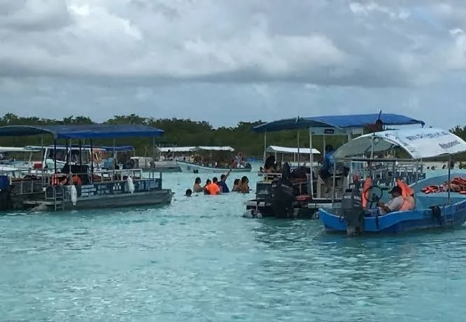 Laguna de Bacalar peligra por fiestas flotantes