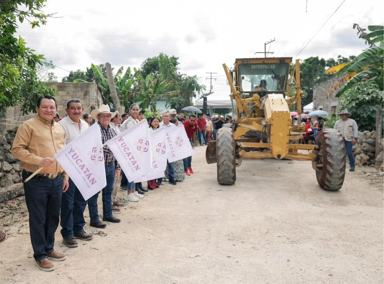 Dan banderazo de arranque a los trabajos de construcción y reparación de calles en Calotmul, Yucatán