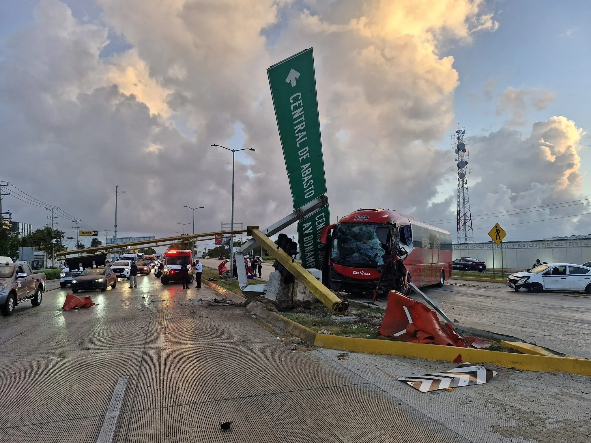Aparatoso accidente en el Boulevard Luis Donaldo Colosio colapsa estructura vial frente a Cancún Park
