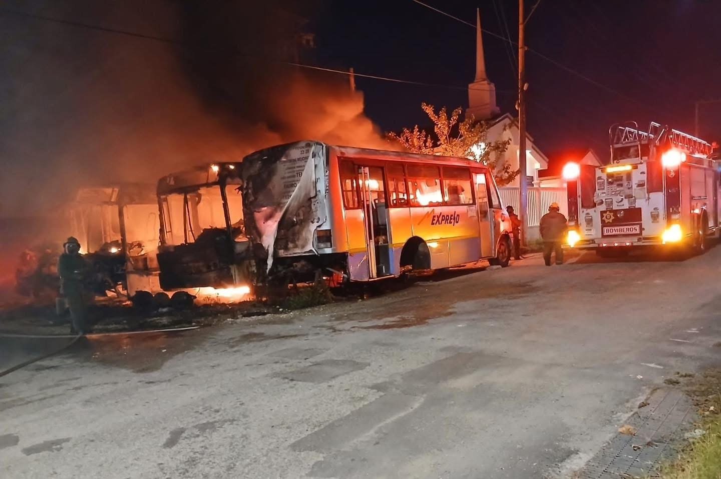 Se registra un Incendio de autobuses abandonados en la colonia Sambulá, Mérida