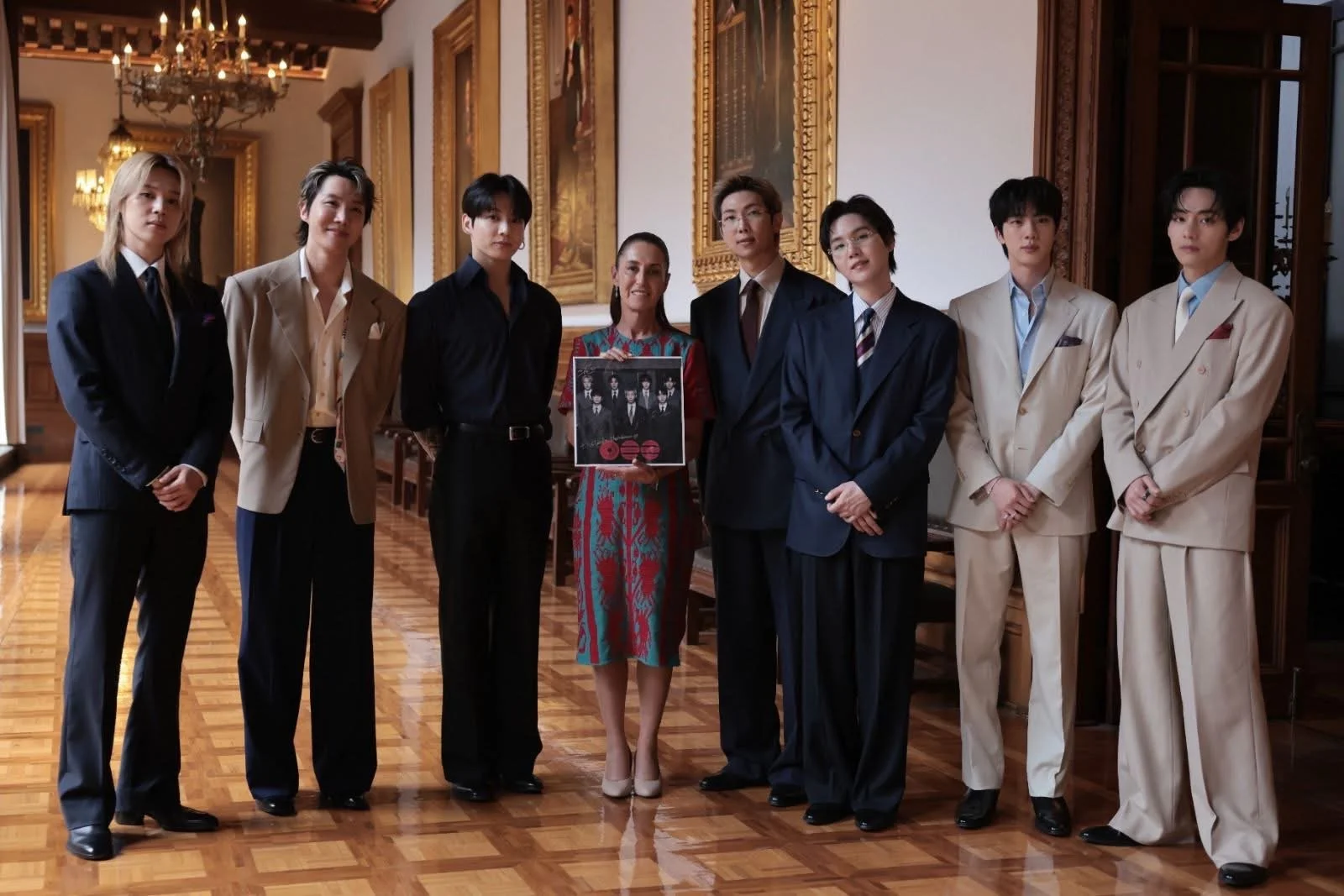 Sheinbaum recibe a los integrantes del grupo musical BTS en el Palacio Nacional