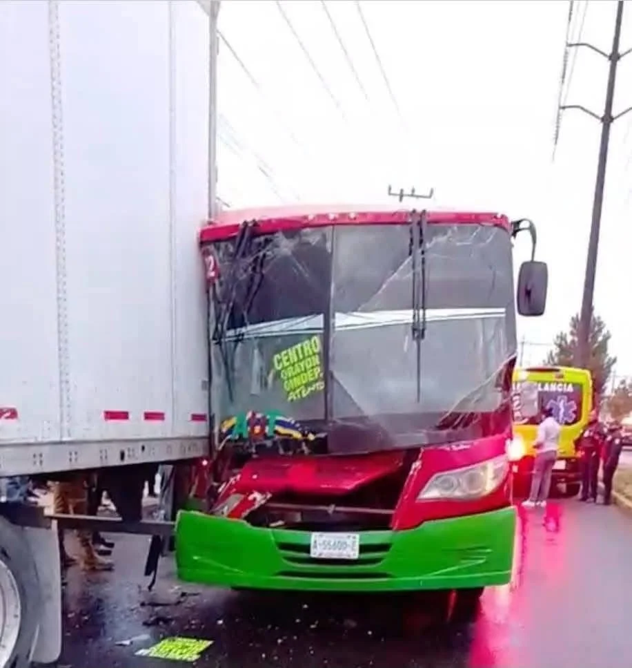 Accidente entre un autobús de pasajeros y un trailer deja varios lesionados en zona industrial de Toluca
