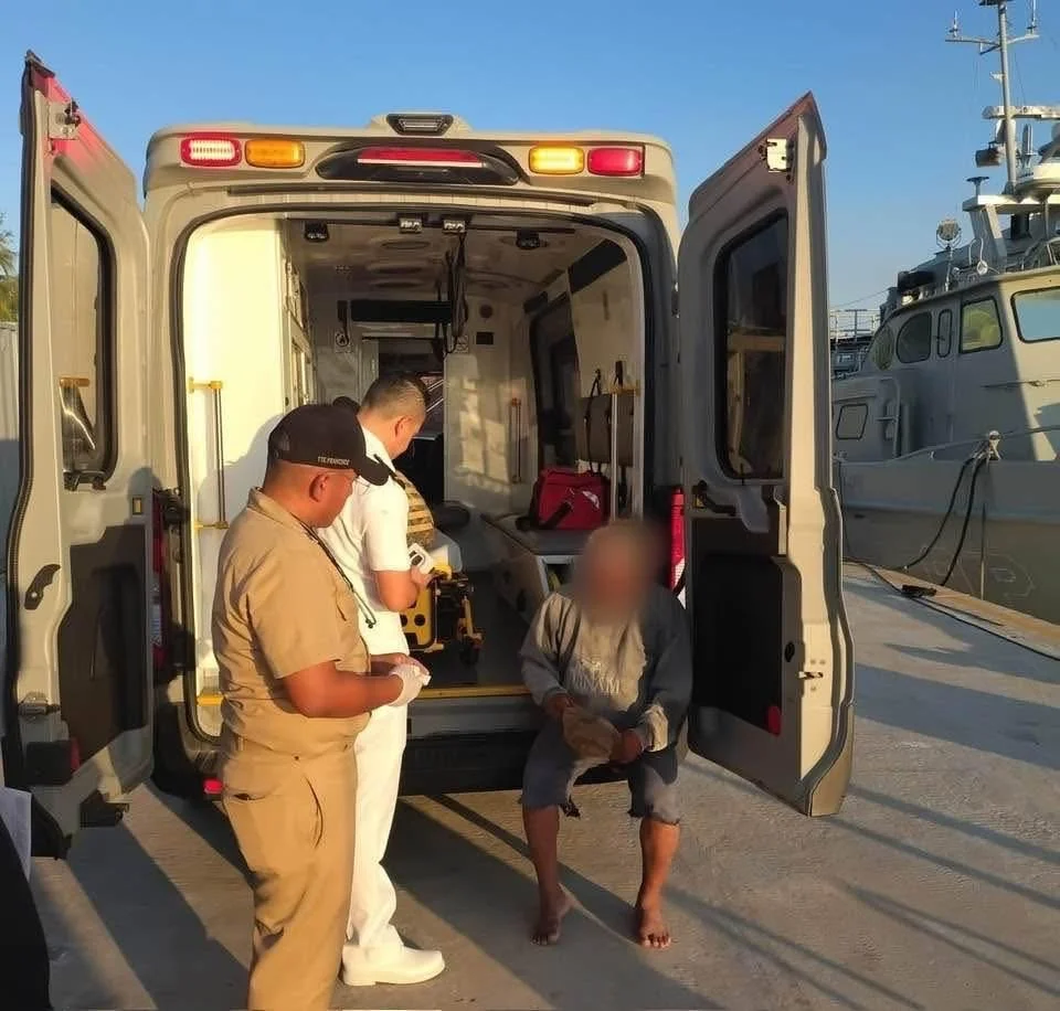 SEMAR rescata a pescador que había quedado a la deriva en la Sonda de Campeche