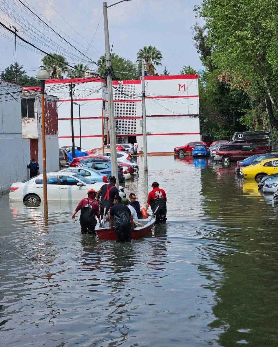 Fuerte lluvia y la falla en un cárcamo, deja decenas de viviendas afectadas en Los Reyes Ixtacala, Tlalnepantla