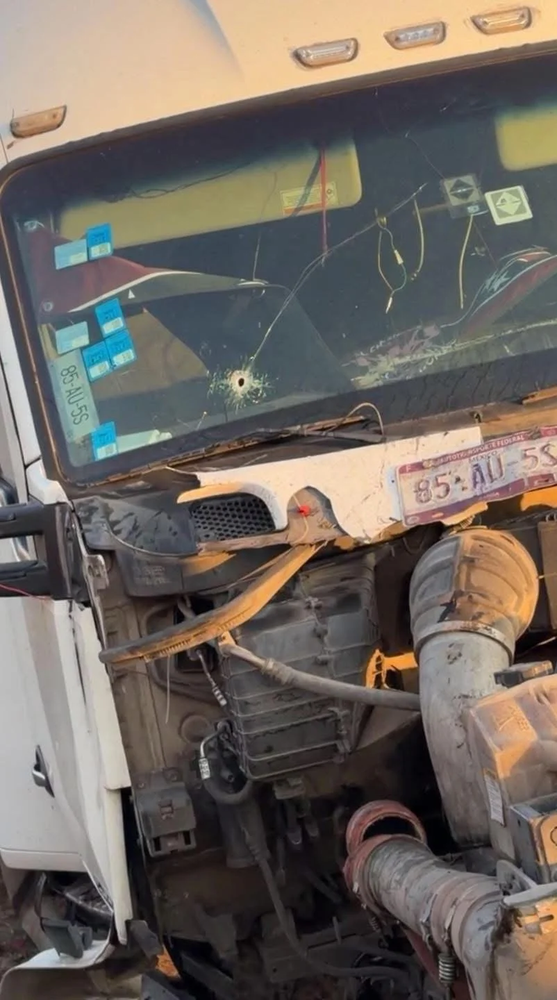 Tráiler se estrella en caseta de Tepotzotlán tras un asalto que terminó en persecución y balacera