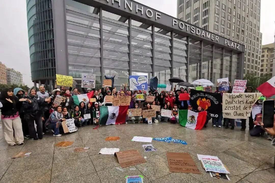 Mexicanos protestan en Berlín, Alemania contra planta de amoniaco en Topolobampo