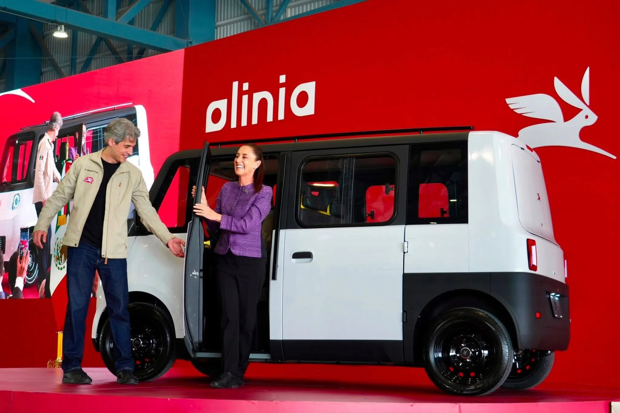 Sheinbaum encabezó la presentación de Olinia 1, el primer vehículo eléctrico mexicano
