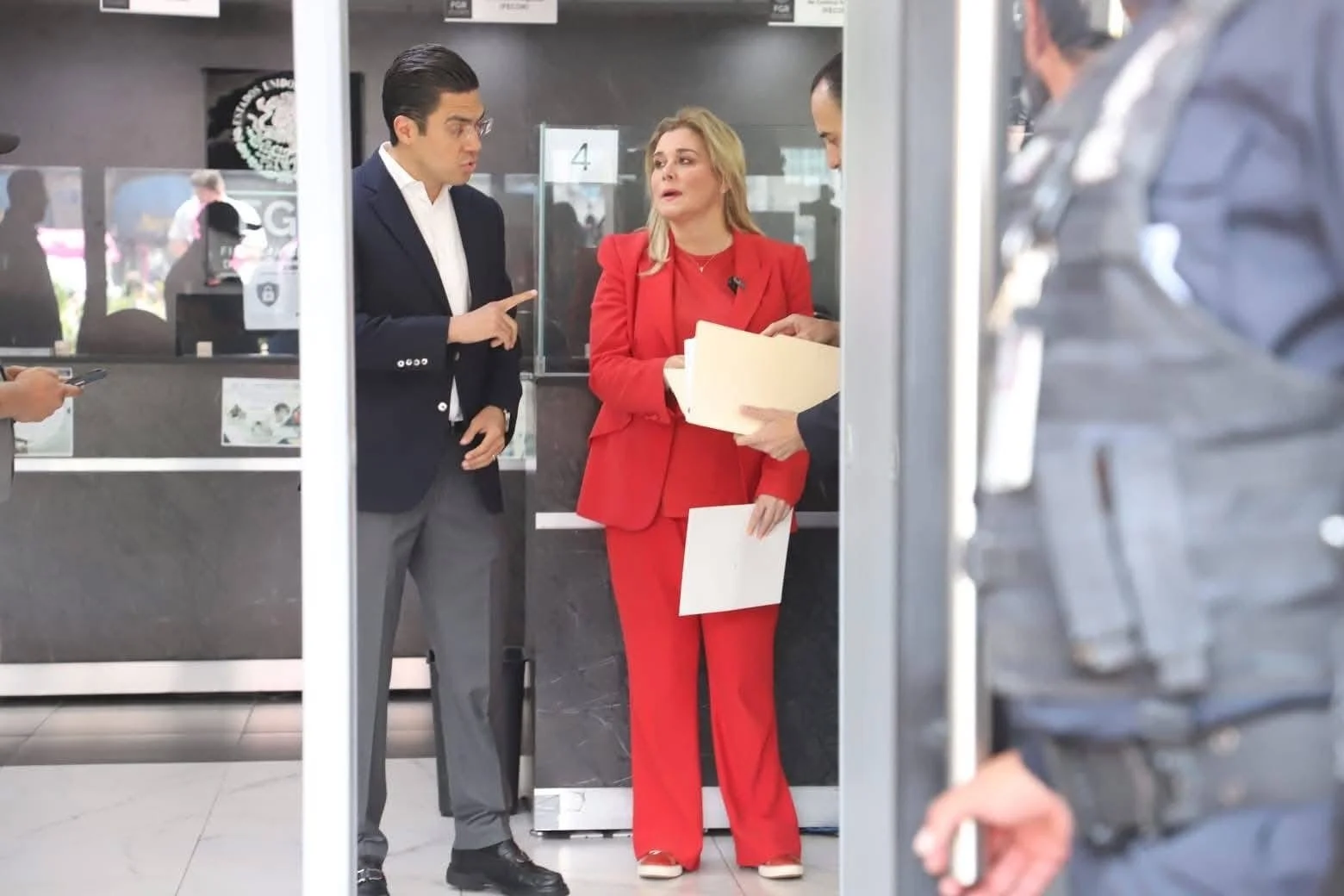 Maru Campos comparece ante la FGR por investigación sobre presunta participación de agentes de la CIA en operativo contra narcolaboratorio