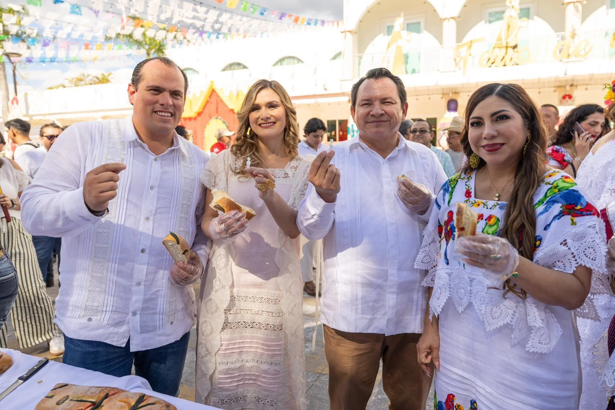 Gobernador asiste al tradicional corte de rosca en la celebración de los Tres Reyes Magos en Tizimín