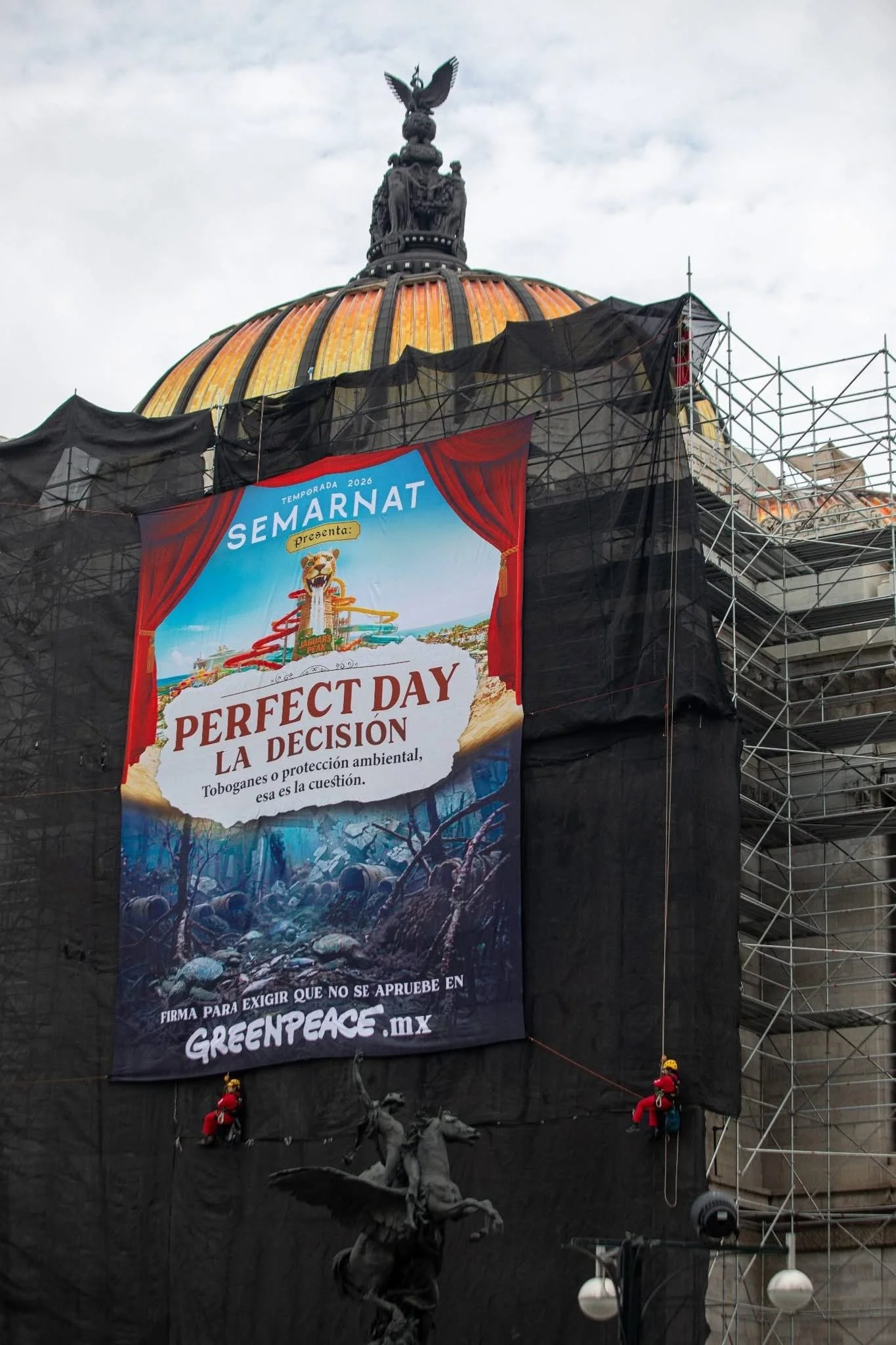 Activistas de Greenpeace protestan en Bellas Artes para exigir frenar el megaproyecto turístico -Perfect Day-