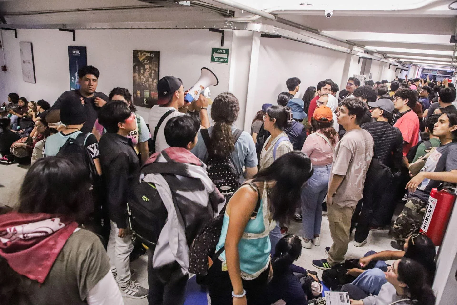 Estudiantes del Politécnico Nacional mantienen tomadas las instalaciones del Canal 11