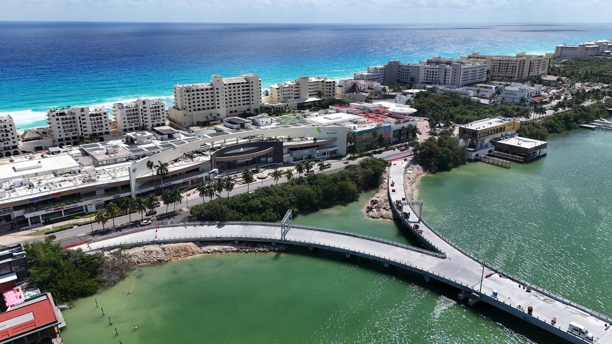 Colocan la última estructura con la que quedan conectados ambos extremos del Puente Nichupté en Cancún