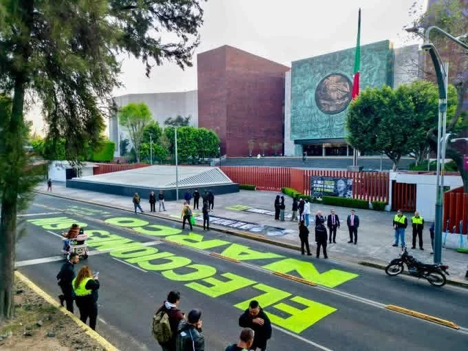 Elecciones sin narco: el mensaje que apareció pintado frente al Palacio Legislativo de San Lázaro