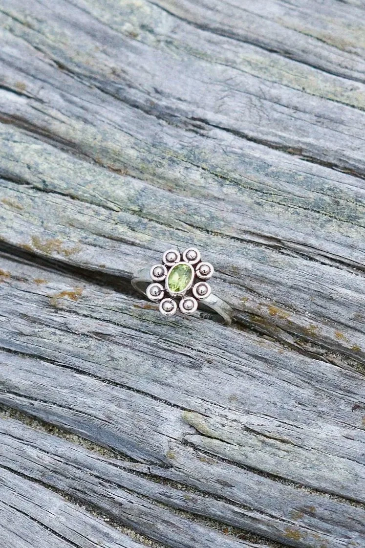 Vintage Silver Peridot Modernist Floral Ring | Size 7