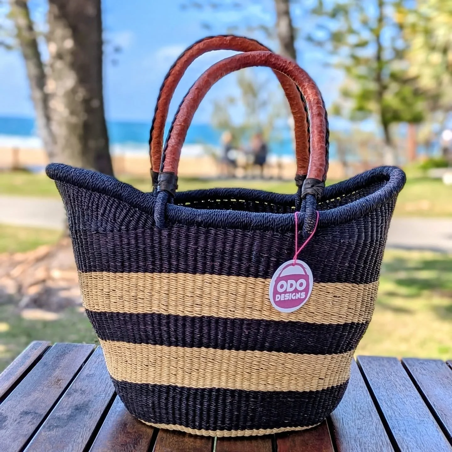 Rolled Edge Ushopper with Goat Leather handles
#baskets #plasticfree #handwoven #handmade #bythebeach #africa #africanbaskets #springday #elephantgrass