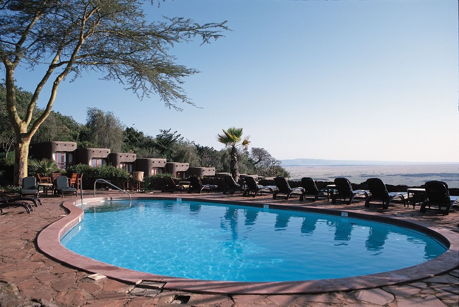 01-exterior-view-with-pool-and-plains-MaraSerena.jpeg