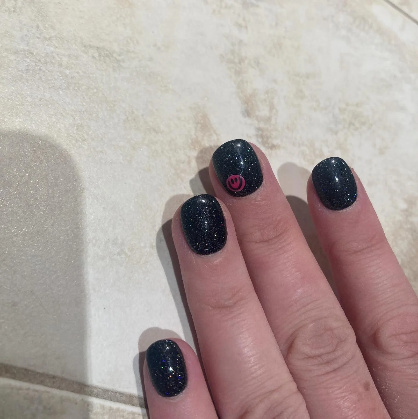 post beach nails still hangin in strong! smiley faces still hangin in strong! 🙂🖤🩷

orders OPEN! send me a DM! 
you can also fill out the order form on my website - link is in my bio! 
i can&rsquo;t wait to hear from you! 
🤩

#thecaffeinatedcosmet