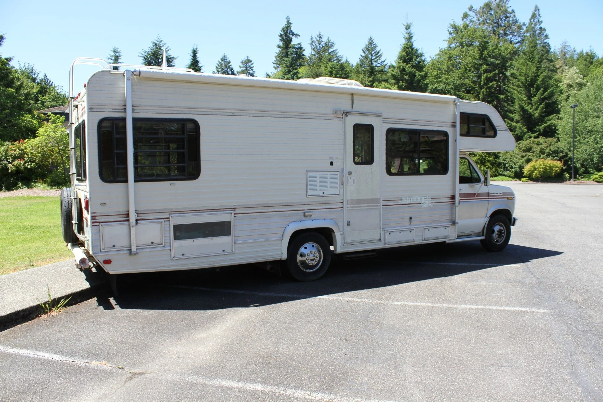 #181 1989 Jamboree Rallye 27' Motorhome — Lucky Collector Car Auctions