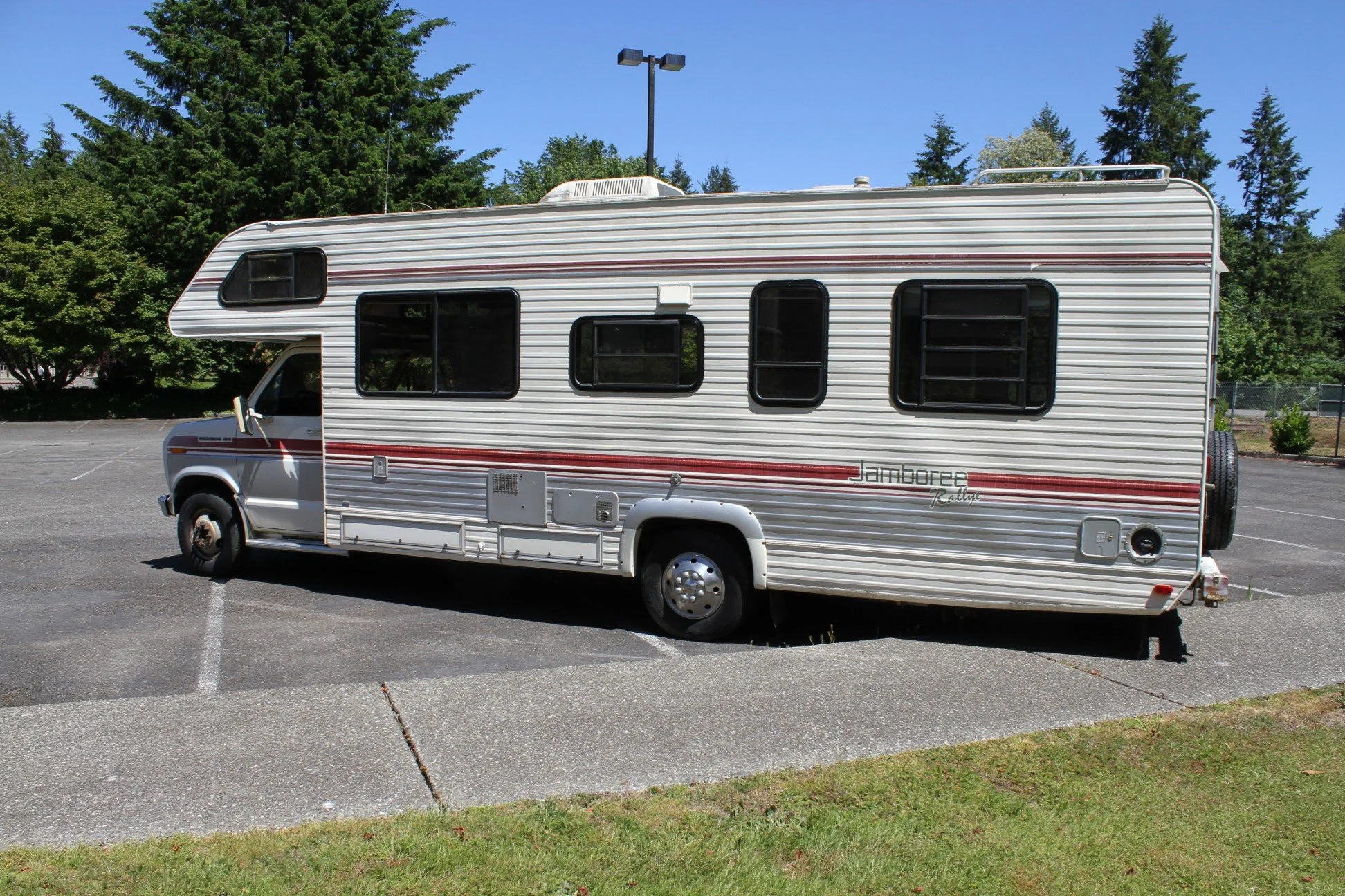 #181 1989 Jamboree Rallye 27' Motorhome — Lucky Collector Car Auctions