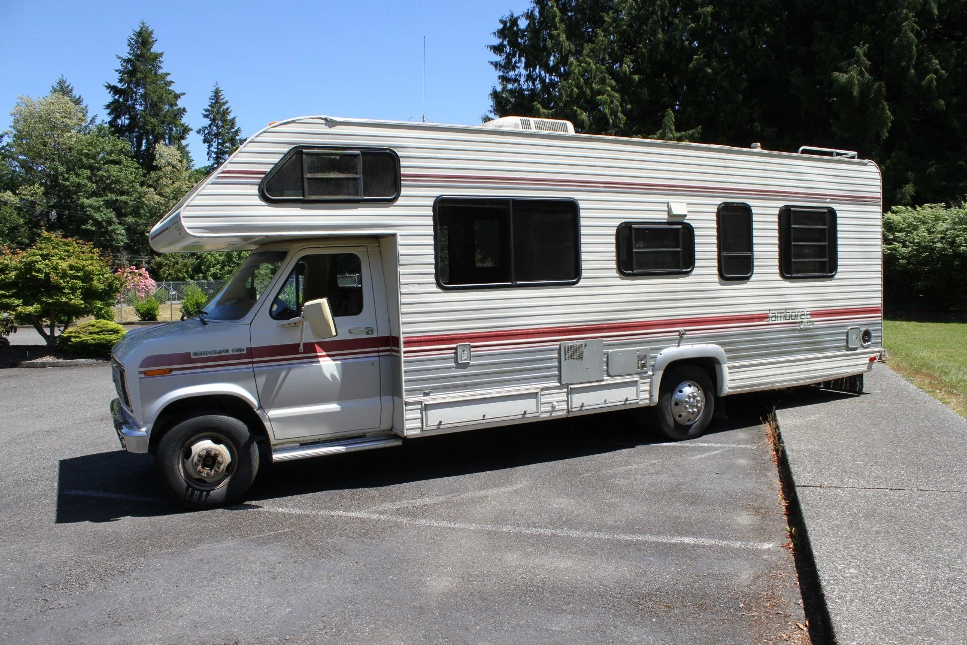 #181 1989 Jamboree Rallye 27' Motorhome — Lucky Collector Car Auctions