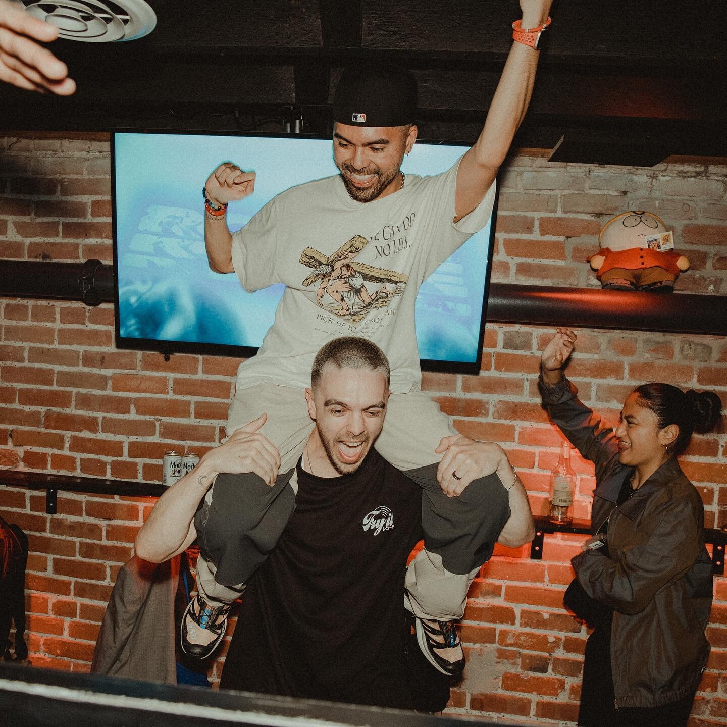 Who needs Coachella when you've got @milesmedina and @madebyrcade giving us a show!⁣
⁣
Head to our linktree to see what shenanigans we got into 🤪📸⁣
 ⁣⁣⁣⁣
⁣⁣⁣⁣⁣⁣⁣⁣⁣⁣Celebrating?! Don&rsquo;t sleep! 😴 Secure your spot in the spotlight at info@recroo
