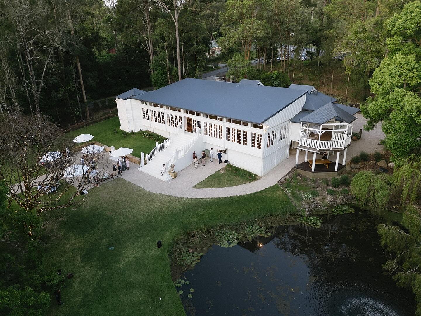 A stunning Birds Eye view of snippet of our haven. Featuring our courtyard - perfect for cocktail hour or ceremony, the Manor for your reception &amp; the dam which some of our local wildlife call home 🤍

📸 @soulflareweddings 

#kwilalodge #kwilabr