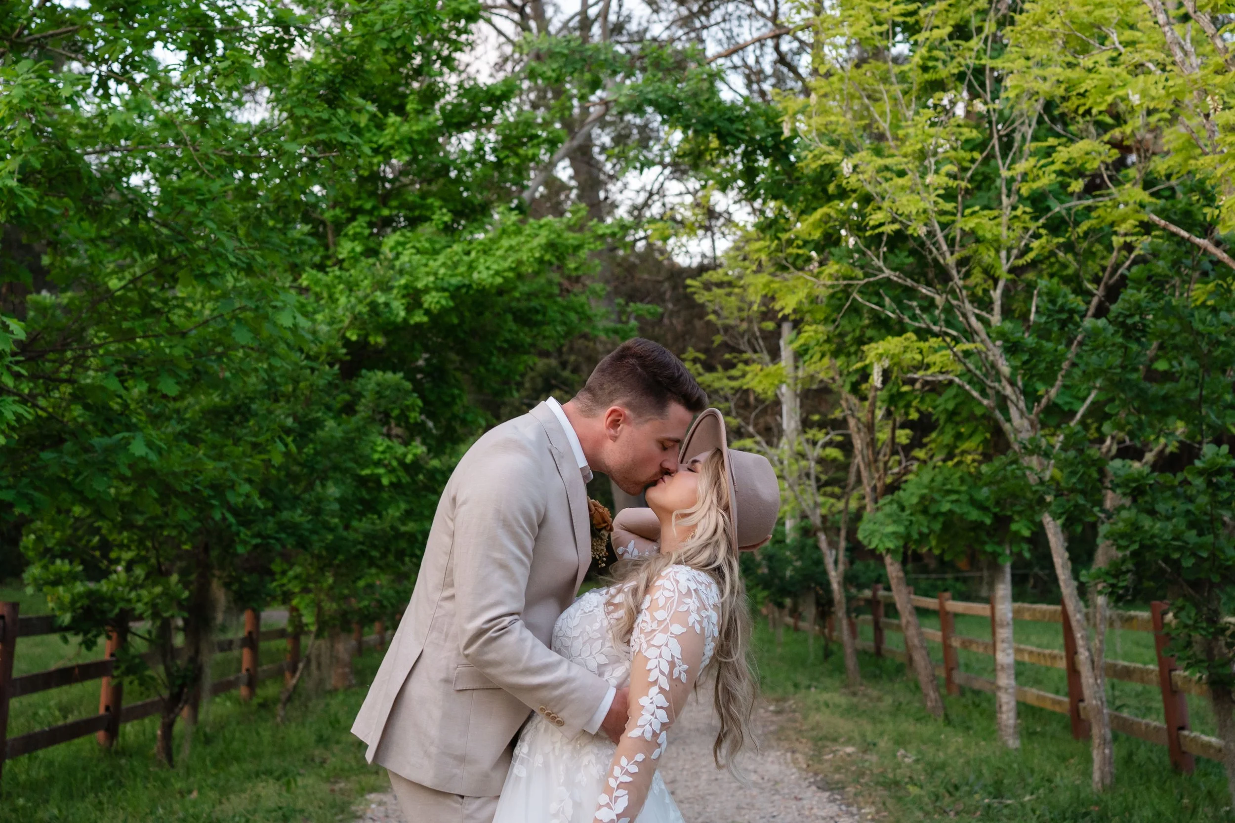 Husband and wife kissing at Kangi Gardens NSW