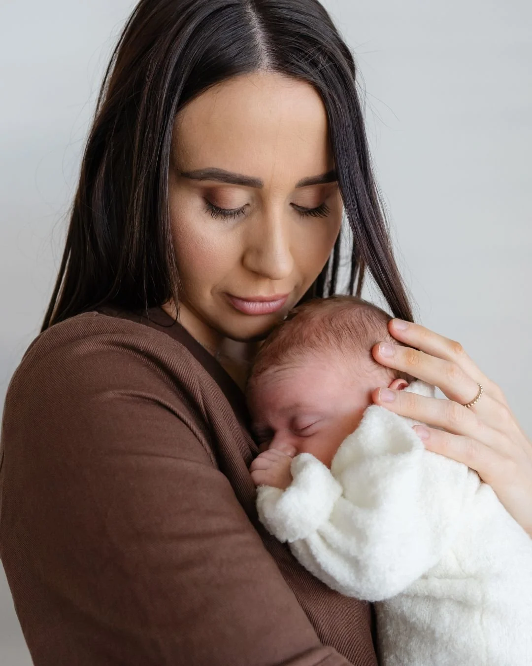 Baby Albie, and the sweetest fur baby big sister ever 💕

There's just something so special about newborn cuddles. 5 minutes can easily turn into 5 hours once you have a little one in your arms. And I honestly could have sat there on the lounge with 