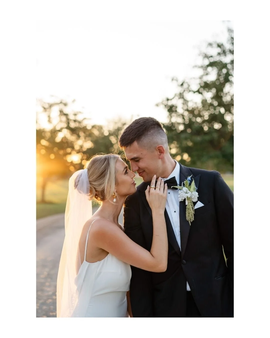 The moments I love most are the quiet ones &mdash;
when the world fades away and it&rsquo;s just the two of you.

A few frames from one of my most favourite shoots - The Sienna really is something else.
.
.
.
.
.
@thesiennahuntervalley @sage_blossomi