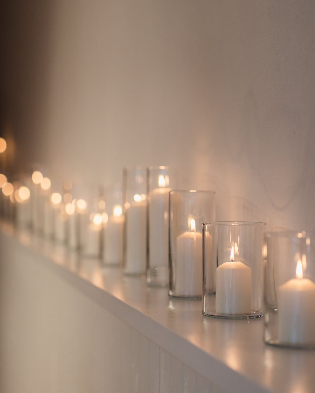 Details from Nicole &amp; Tyler&rsquo;s day &mdash; the ones that quietly hold everything together.

The warm glow of candlelight.
Fresh florals waiting on the tables.
A cake and donut tower ready to be shared.
And a first dance that turned into a ro