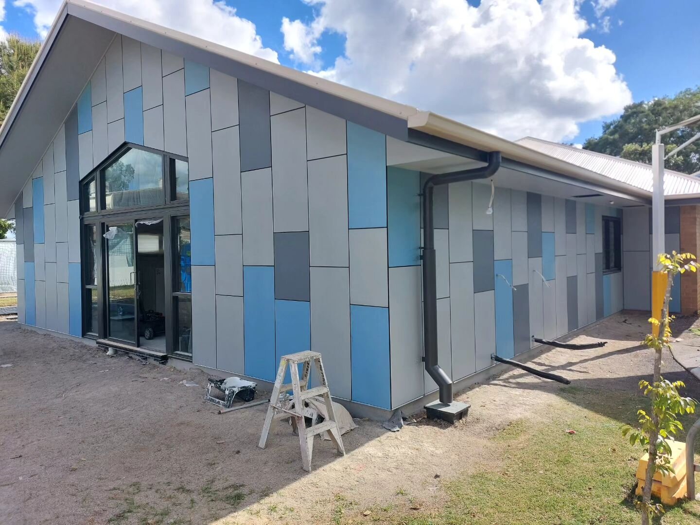 Cladding on and paint underway ✅️ it's amazing the difference a pop of colour makes...we think the kids are going to love their bigger Library! 

Great work from @360builders_homes

#architecture #australianarchitecture #educationarchitecture #school