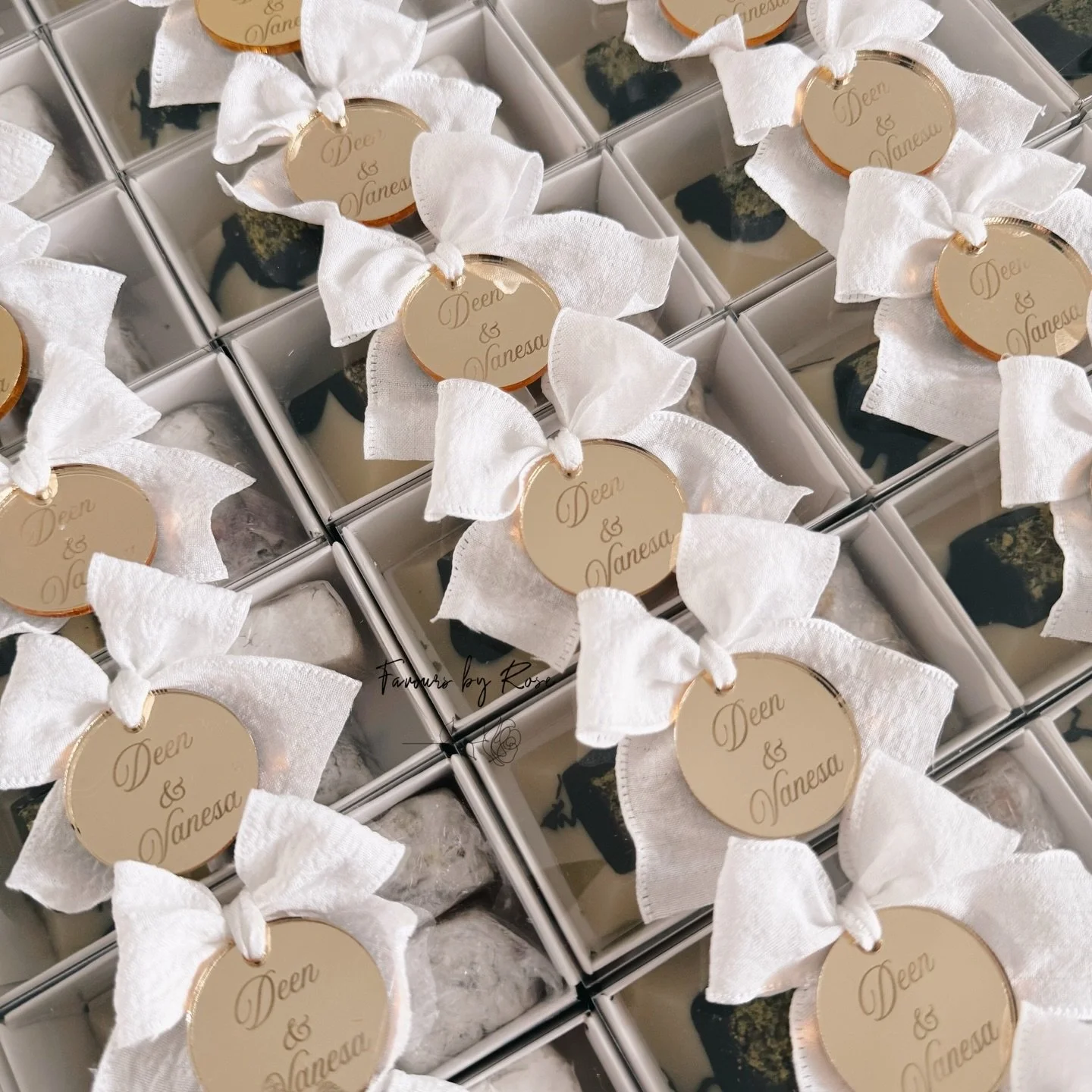 Duo Favour Boxes @favoursbyrose

DM for custom orders and enquiries. 

#baby #birthday #newborn #newbornarrangement #newbornsetup favours bomboniere sydneyfavours newbornfavours personalisedfavours handmade decoratedchocolates duofavourbox ediblefavo