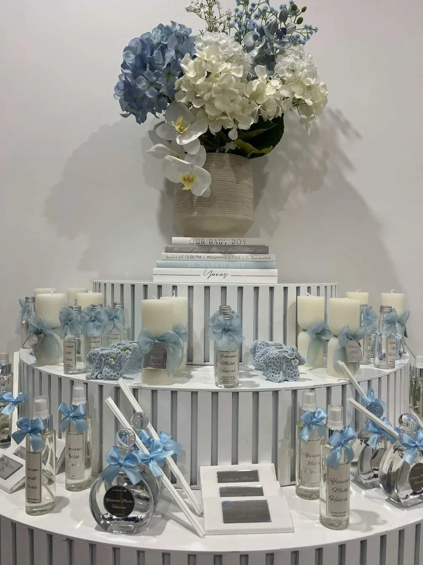 Yunus 🤍 setup by beautiful mum 💐 @favoursbyrose

DM for custom orders and enquiries. 

#baby #birthday #newborn #newbornarrangement #newbornsetup