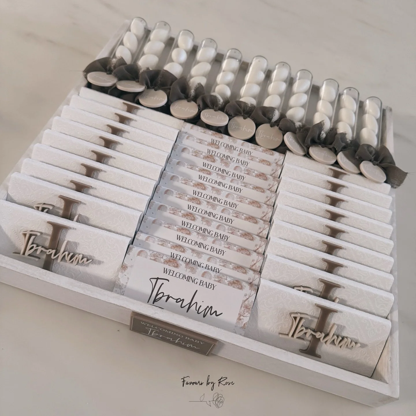 The perfect gift tray for baby Ibrahim 🤎🤎 @favoursbyrose

DM for custom orders and enquiries. 

#baby #birthday #newborn #newbornarrangement #newbornsetup