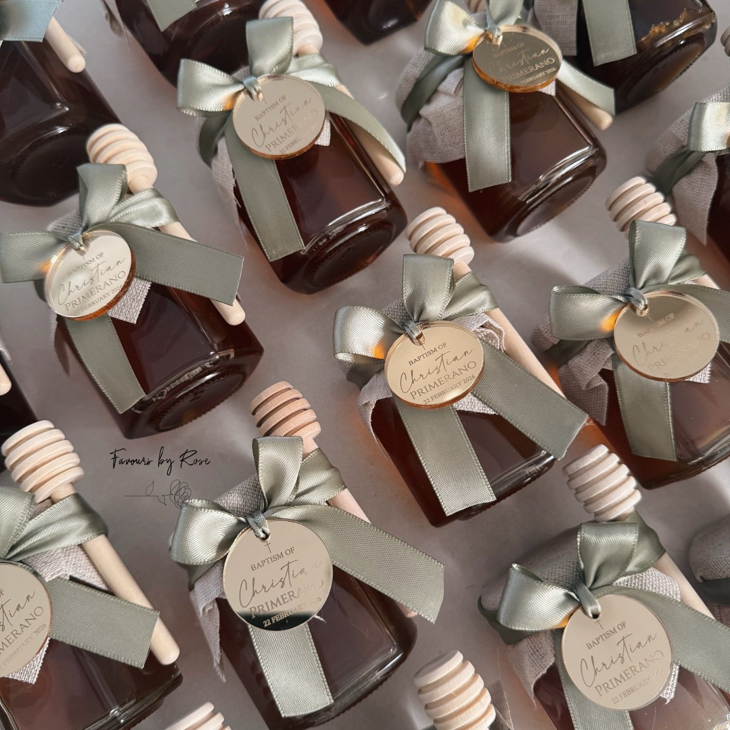 🍯🐝 our custom honey jars are perfect for any occasion @favoursbyrose

DM for custom orders and enquiries. 

#baby #birthday #newborn #newbornarrangement #newbornsetup