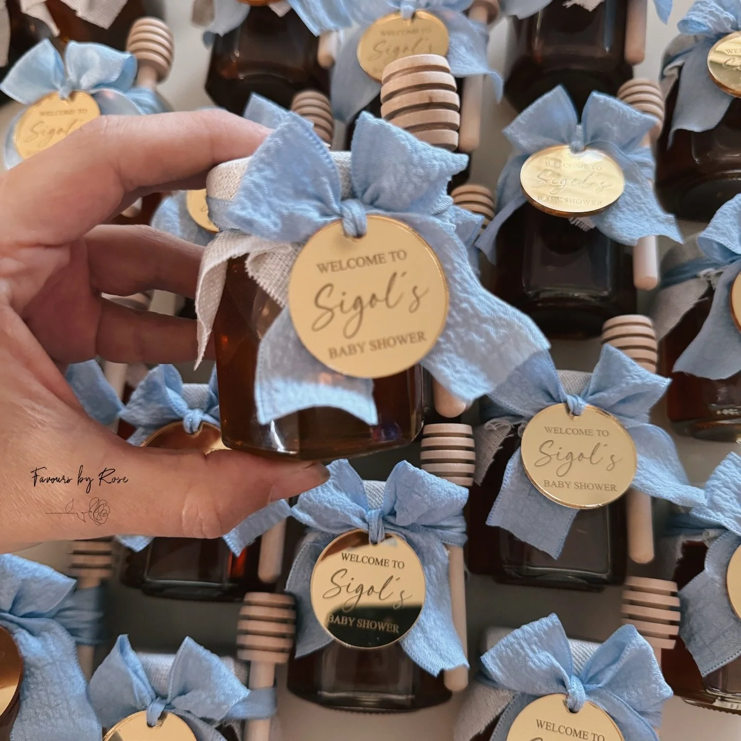 🍯🐝 our custom honey jars are perfect for any occasion @favoursbyrose

DM for custom orders and enquiries. 

#baby #birthday #newborn #newbornarrangement #newbornsetup